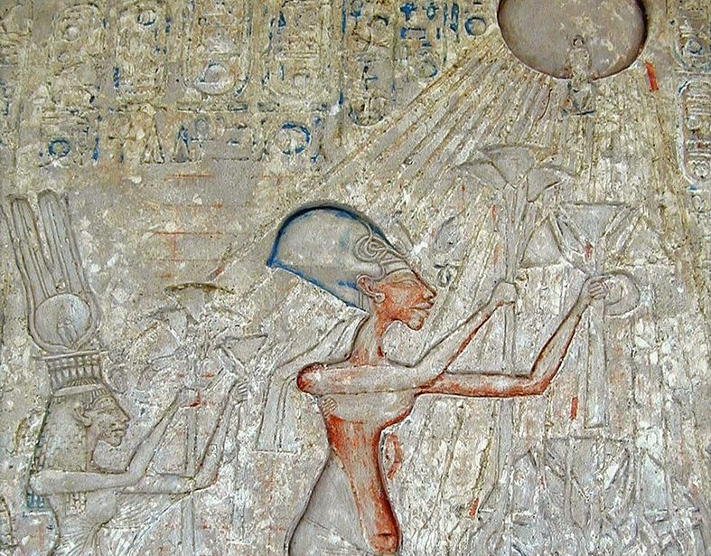Фараон Эхнатон со своей семьёй совершают подношения Атону. (Википедия)
